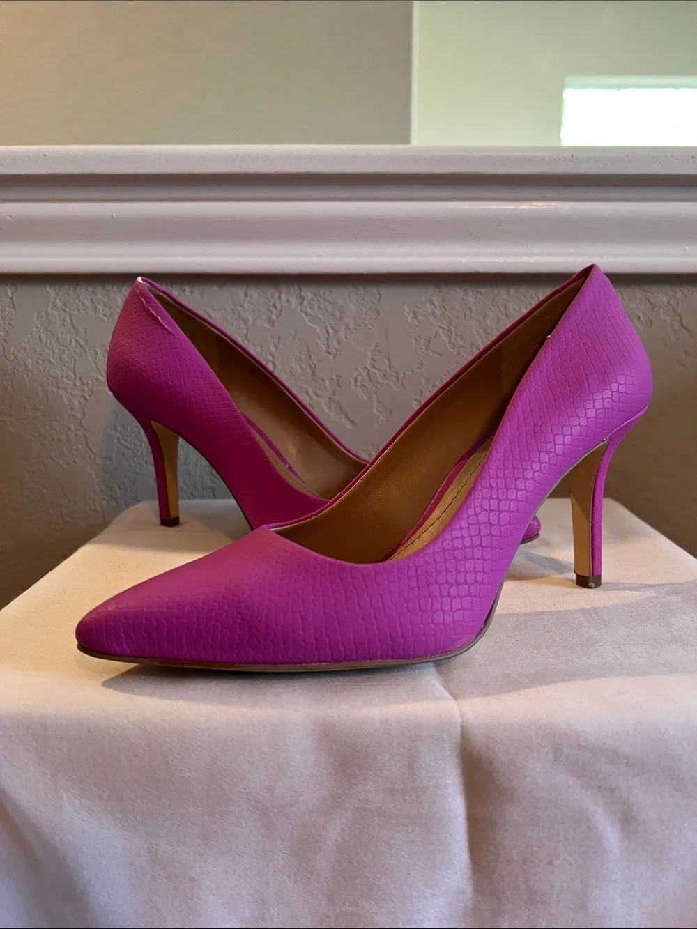 Women’s Fuchsia Pointed-Toe Pumps